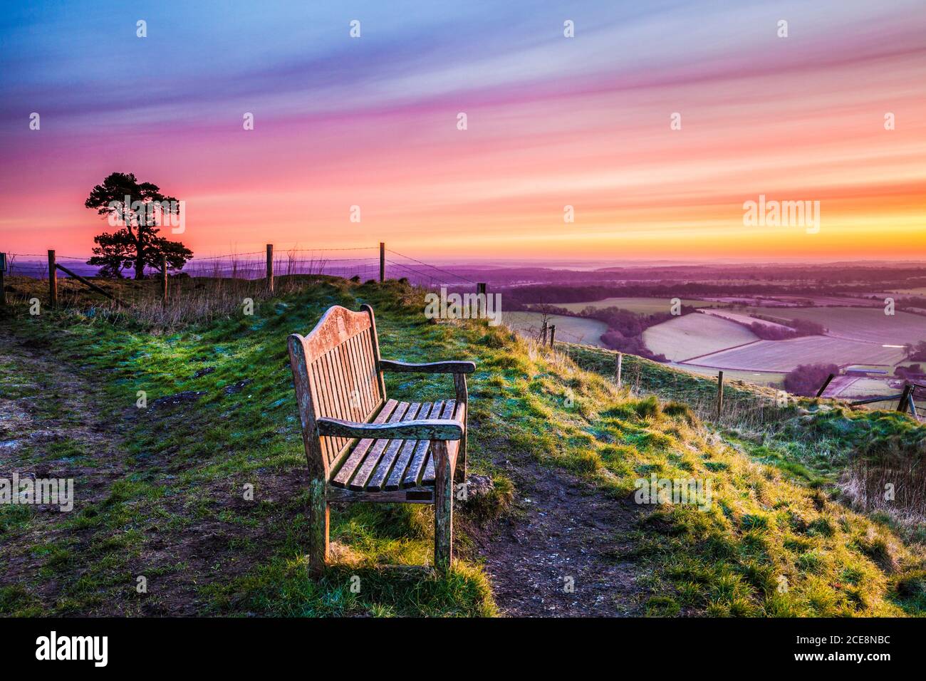 Affacciato sulla Valle di Pewsey nel Wiltshire a sunrise. Foto Stock
