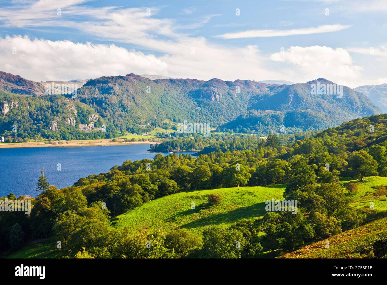 Vista sull'acqua di Derwent verso Walla Crag nel Lake District. Foto Stock