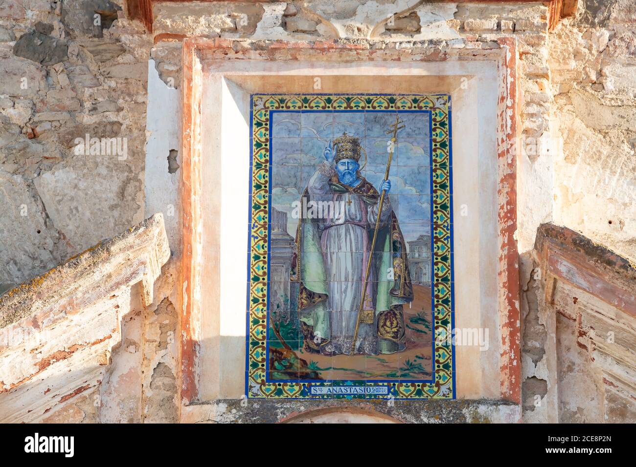 Trigueros, Huelva, Spagna - 13 agosto 2020: Immagine di Sant'Anastasio formata da piastrelle nel vecchio convento di Santa Catalina, attualmente in restauro, Foto Stock