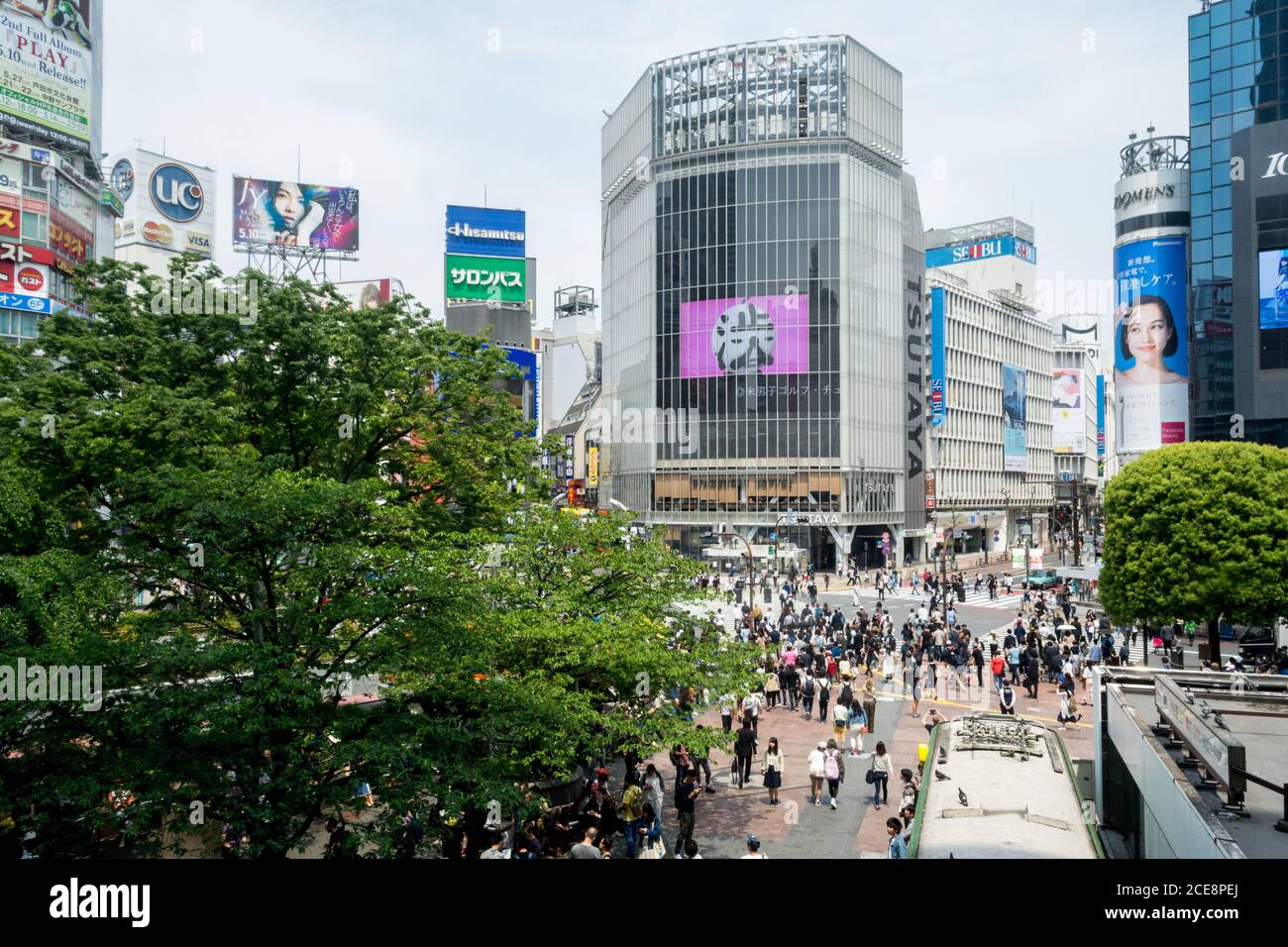 Shibuya, Tokyo, Giappone - Shibuya scramble crossing. Molte persone in una delle aree più trafficate del mondo. Affollato e pieno di pubblicità cartelloni. Foto Stock