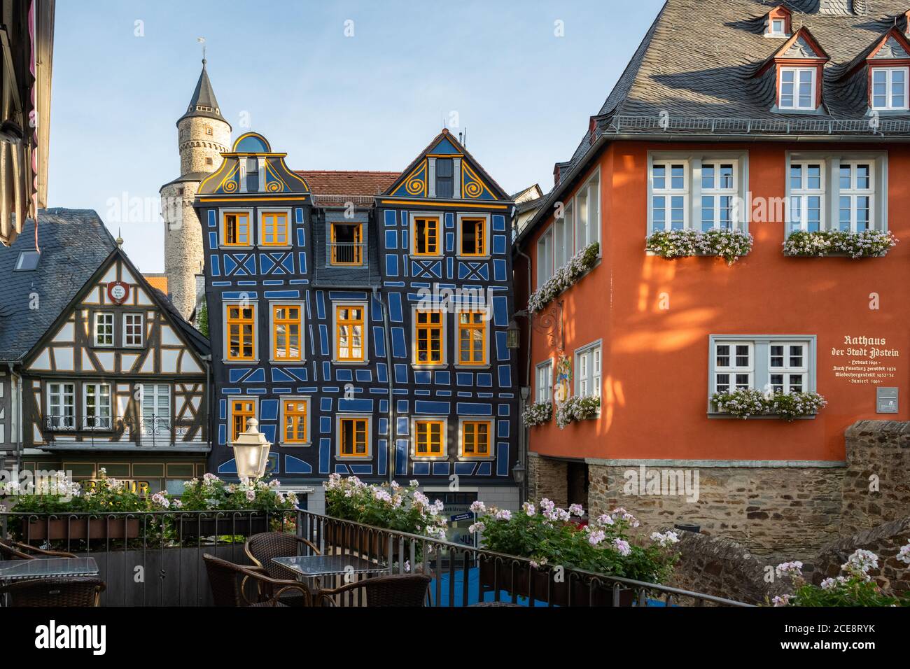 Idstein, Germania - colorati edifici a graticcio intorno alla piazza del mercato Konig Adolf Platz - la torre delle streghe, casa storta e Municipio, Germania Foto Stock