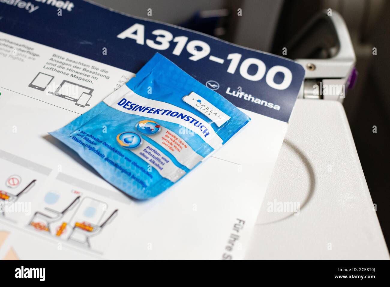 Viaggio aereo durante la pandemia del coronavirus 2020 - salvietta disinfettante fornita al passeggero a bordo del volo Lufthansa all'aeroporto di Glasgow, Scozia, Regno Unito Foto Stock