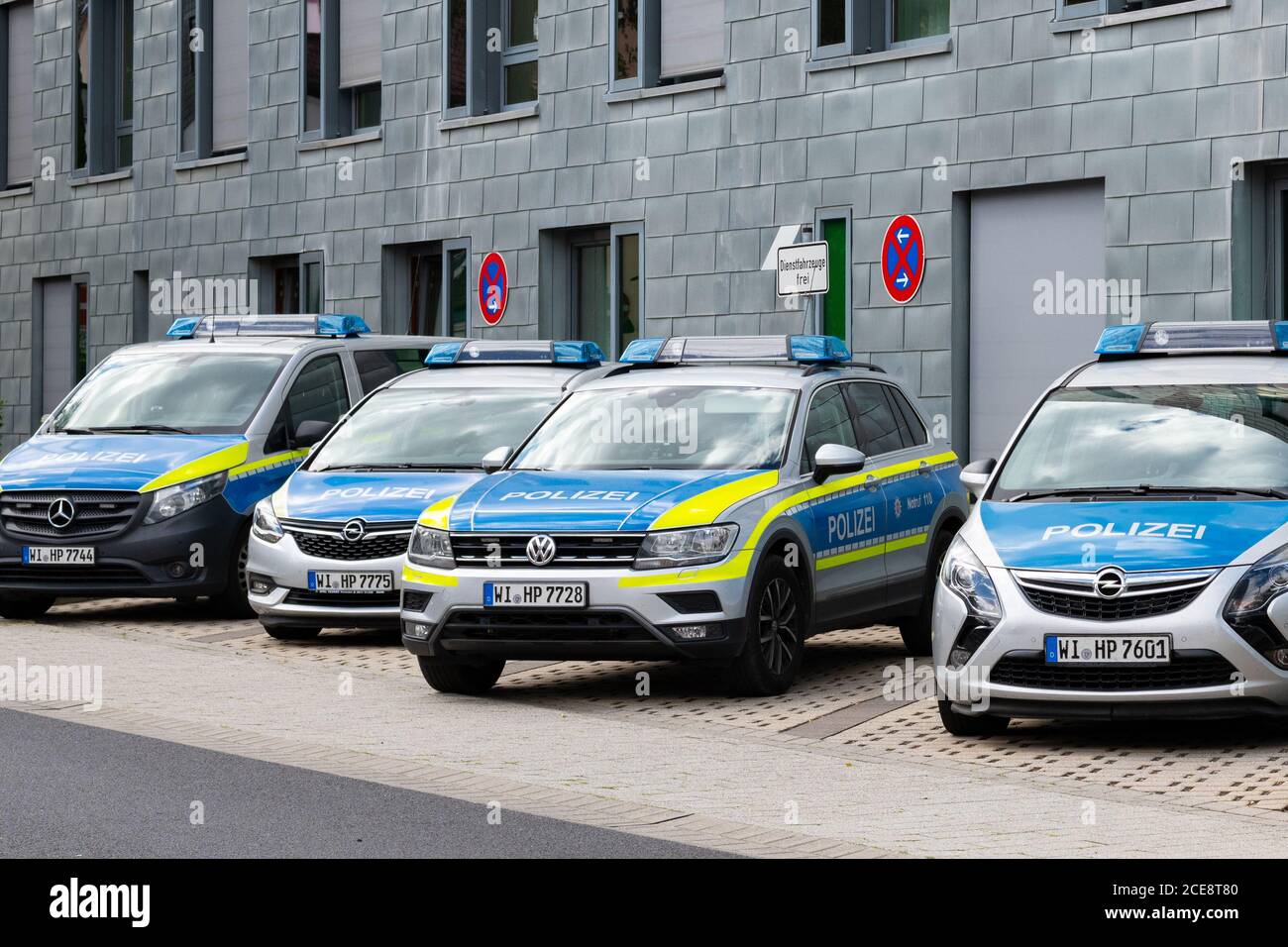 Auto di polizia parcheggiate fuori stazione di polizia, Idstein, Assia, Germania Foto Stock