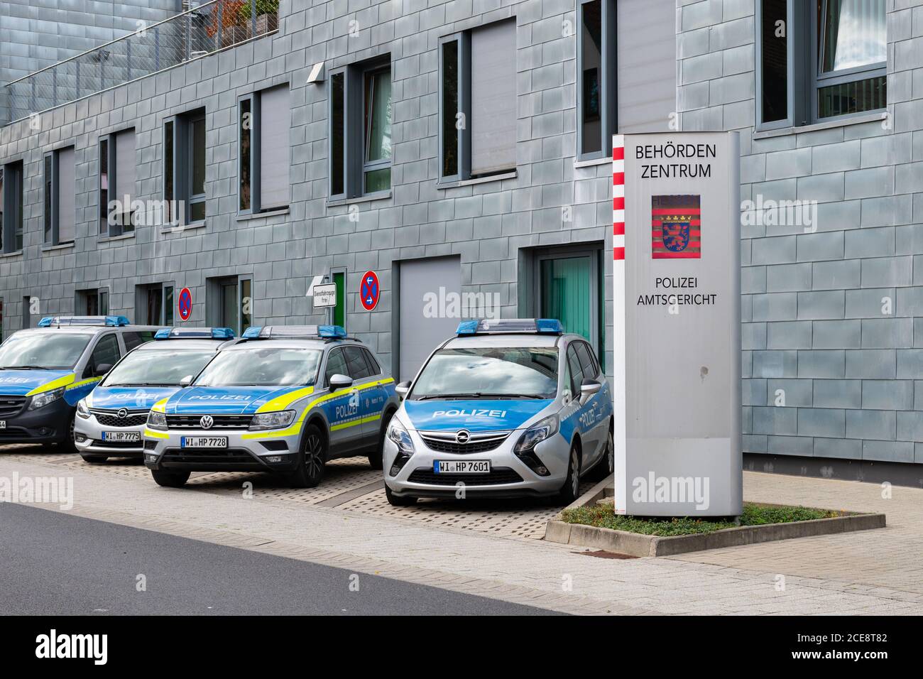 Auto di polizia parcheggiate fuori stazione di polizia, Idstein, Assia, Germania Foto Stock