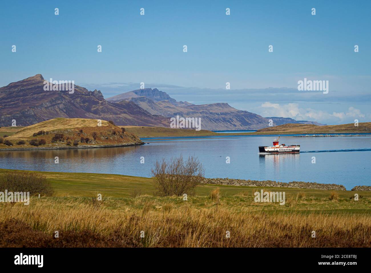 Un traghetto CalMac da Raasay entra in Sconser con la penisola di Trotternish nella distanza. Foto Stock