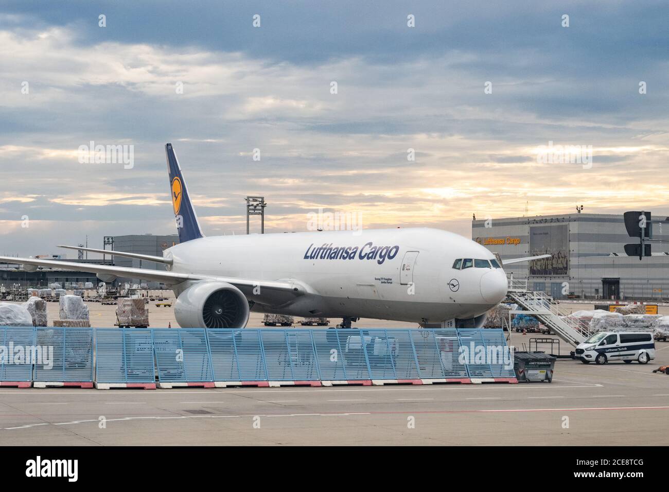 Lufthansa Cargo Plane Boeing 777 Freighter Jambo Kenya all'aeroporto di Francoforte, Germania Foto Stock
