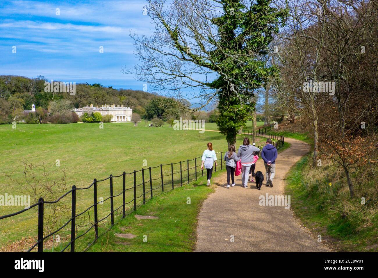 Camminando lungo il drive per la casa a Sheringham Park. Foto Stock