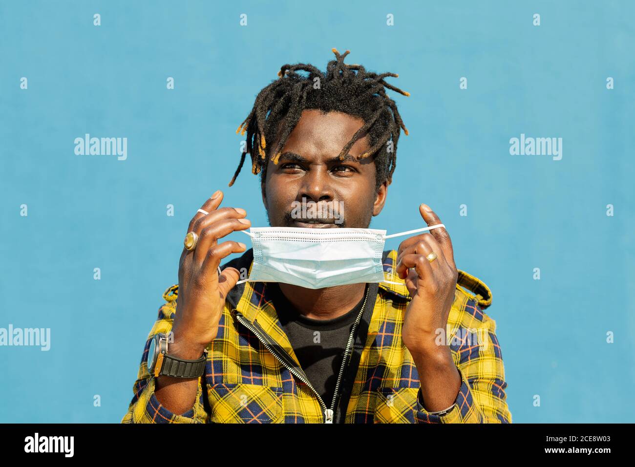 attraente giovane africano che indossa una maschera protettiva, stile di vita e protezione covid Foto Stock