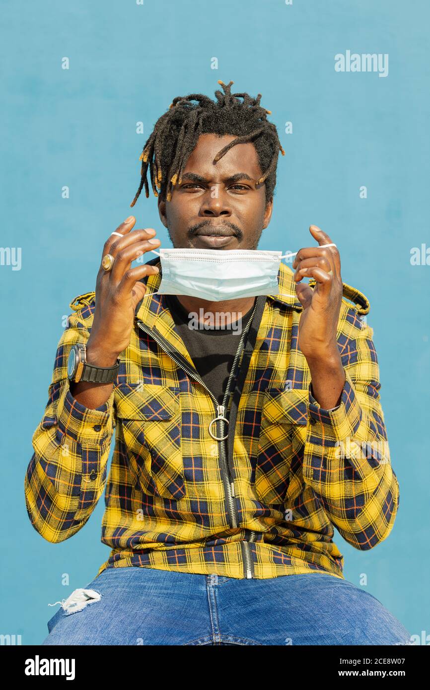 attraente giovane uomo nero che indossa una maschera protettiva, stile di vita concetto e protezione covid Foto Stock