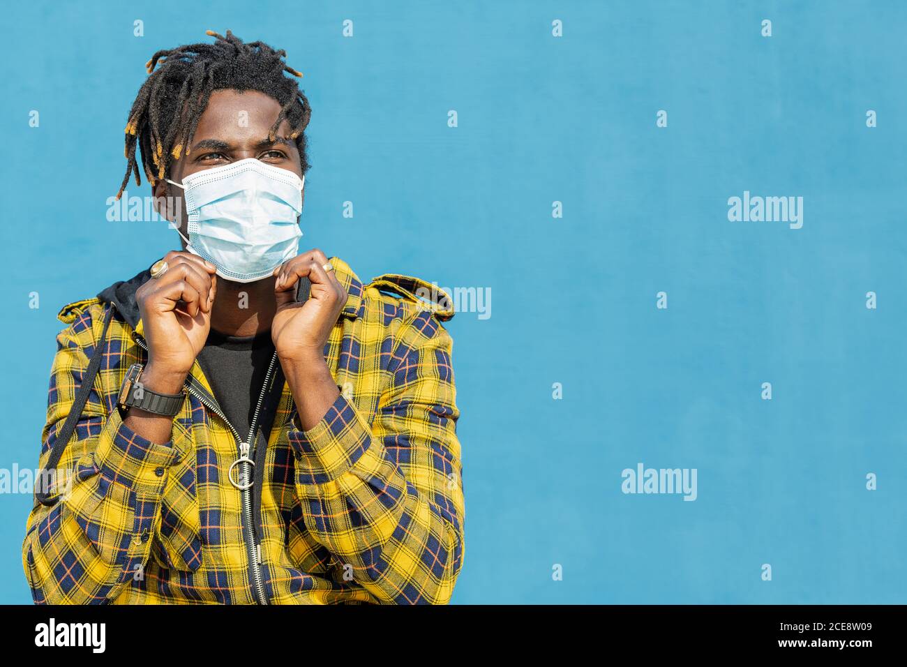 attraente giovane africano uomo che indossa una maschera protettiva, stile di vita concetto e protezione covid, copy spazio per il testo Foto Stock