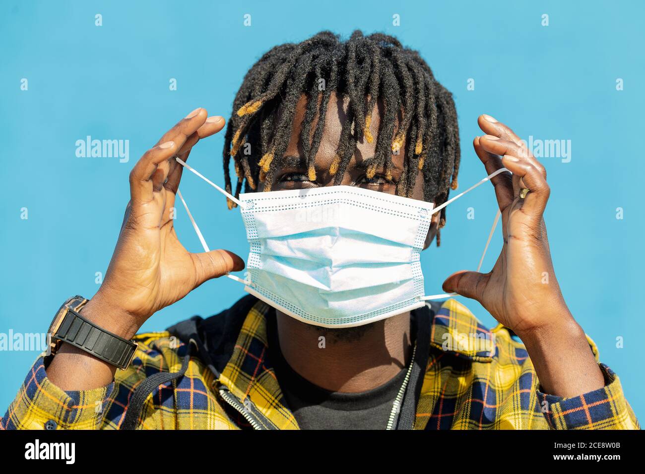 attraente giovane uomo nero che indossa una maschera protettiva, stile di vita concetto e protezione covid Foto Stock
