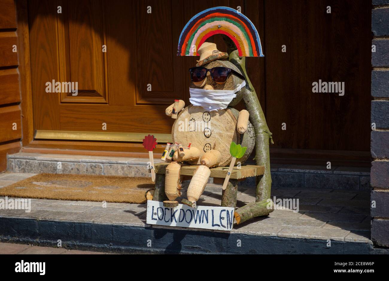 Una bambola di legno durante la pandemia del coronavirus. Foto Stock