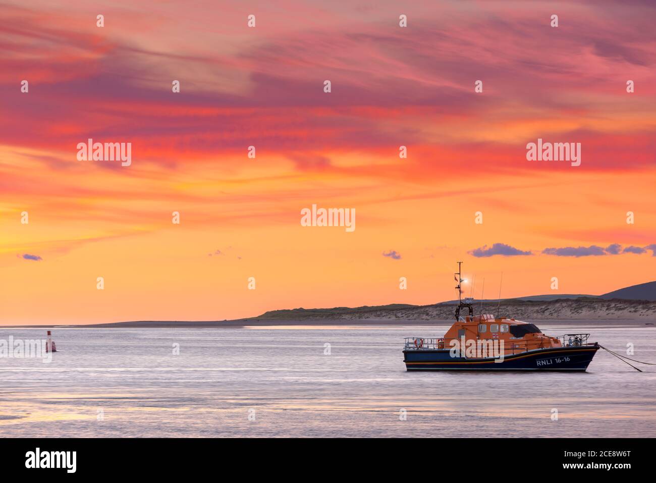 Dopo il tramonto il cielo diventa rosa dietro RNLB 'Mollie Hunt', la nave di salvataggio Tamar-Class di RNLI a bordo del fiume Torridge ad Applodo Foto Stock