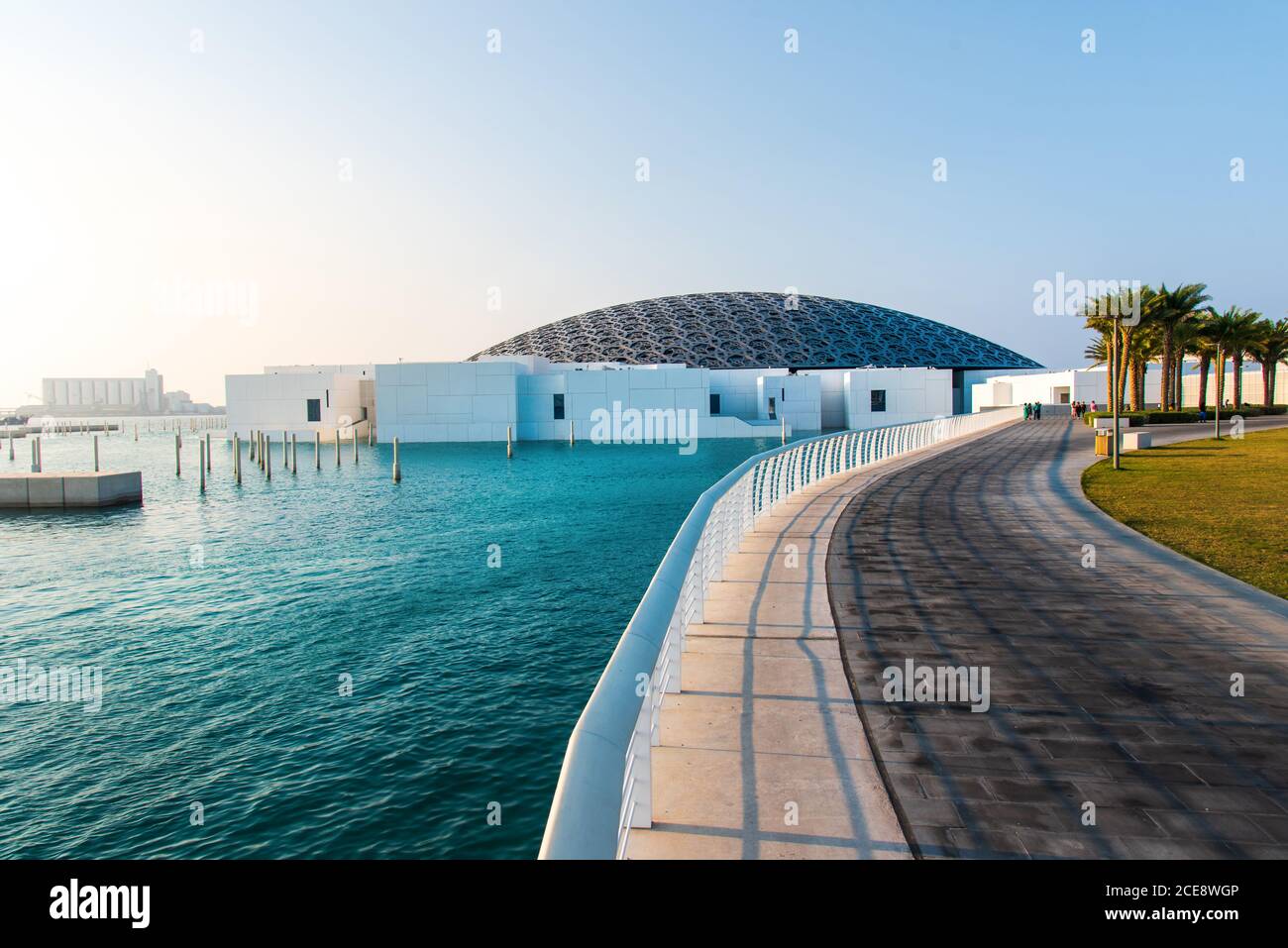 Abu Dhabi, Emirati Arabi Uniti - 30 novembre 2019: Museo del Louvre ad Abu Dhabi emirato degli Emirati Arabi Uniti al tramonto Foto Stock