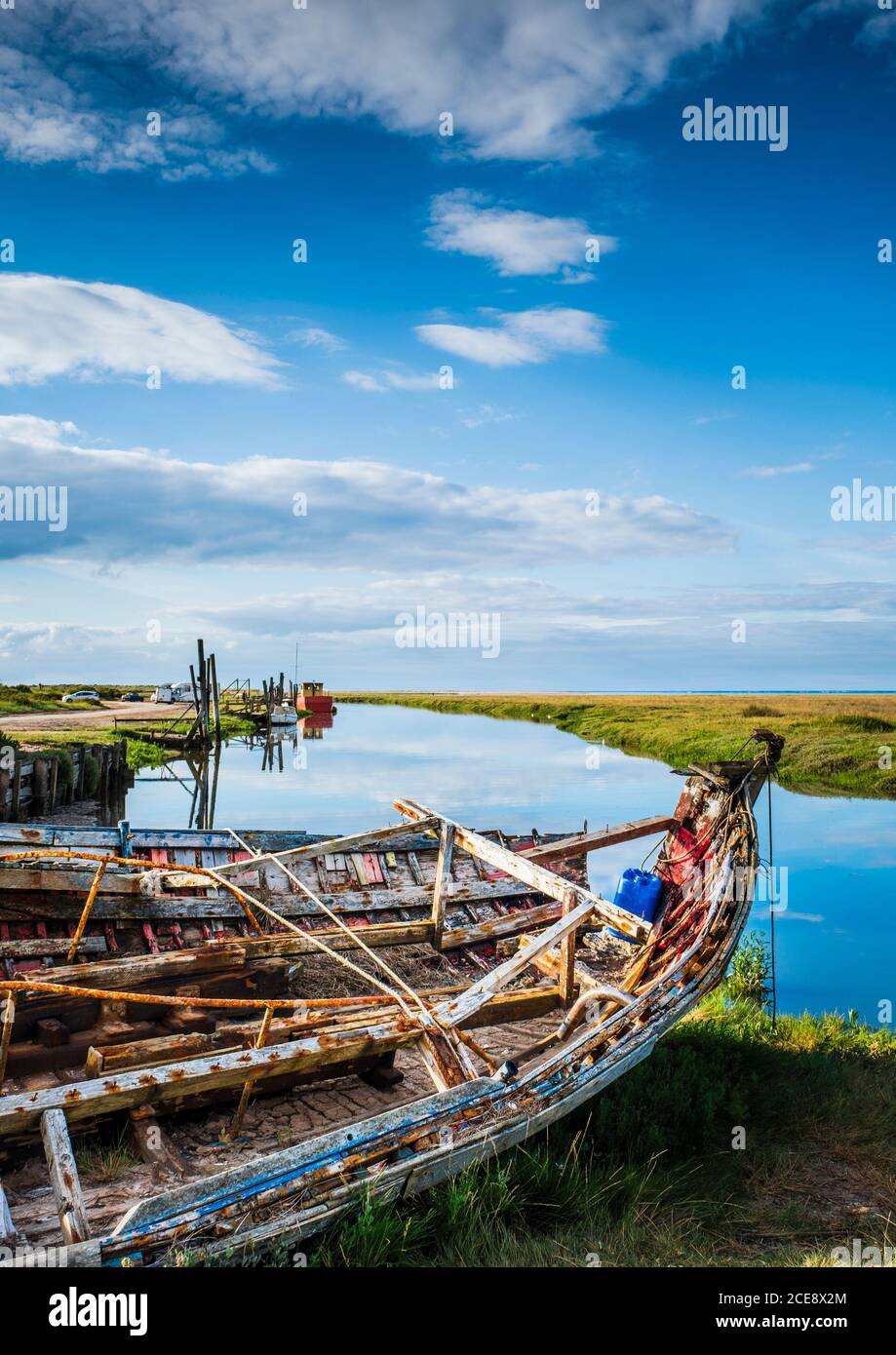 Un hulk marcio si trova accanto al torrente Thornham. Foto Stock