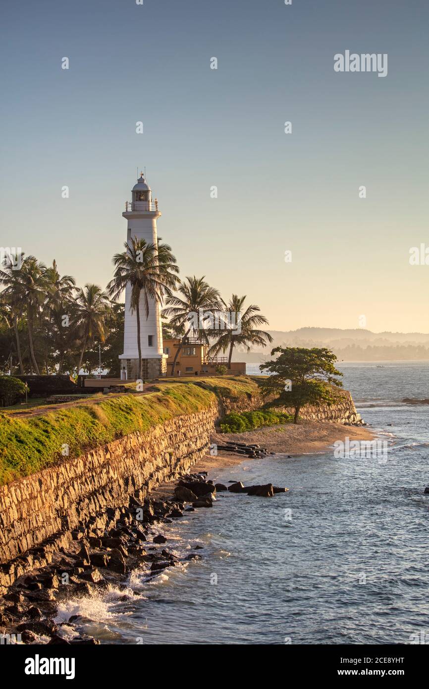 Sri Lanka, Galle, città storica, patrimonio mondiale dell'UNESCO. Faro sulla costa del mare. Olandese East India Company. (VOC) Foto Stock