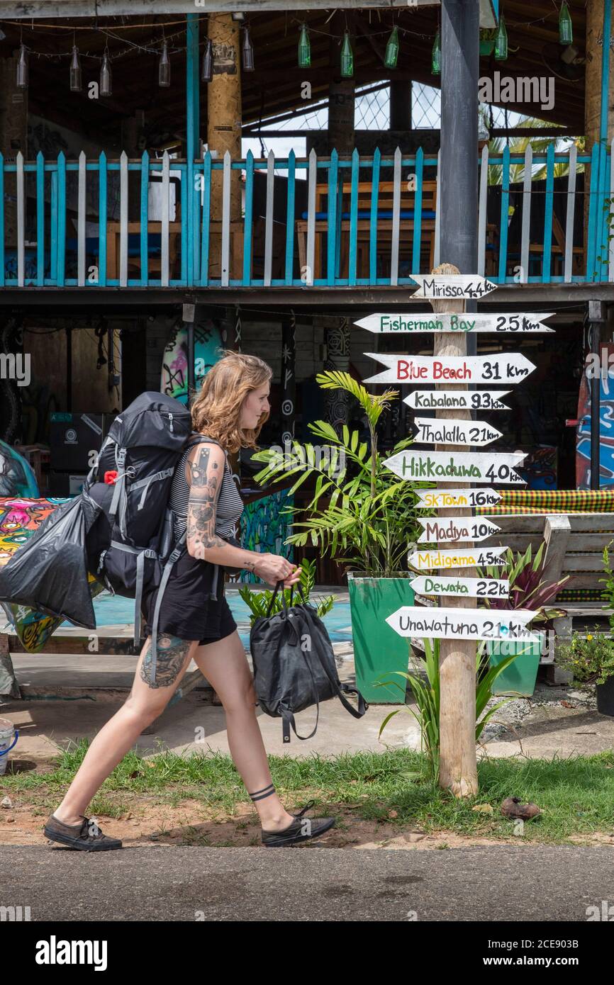 Sri Lanka, Weligama, Surf Beach resort. Backpacker, donna. Foto Stock