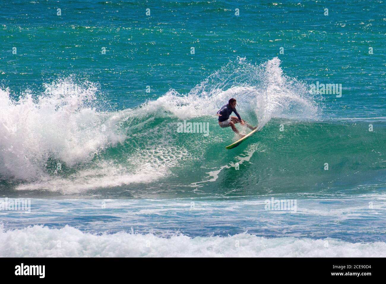 Sri Lanka, Ahangama, spiaggia di surf. Surfista. Foto Stock