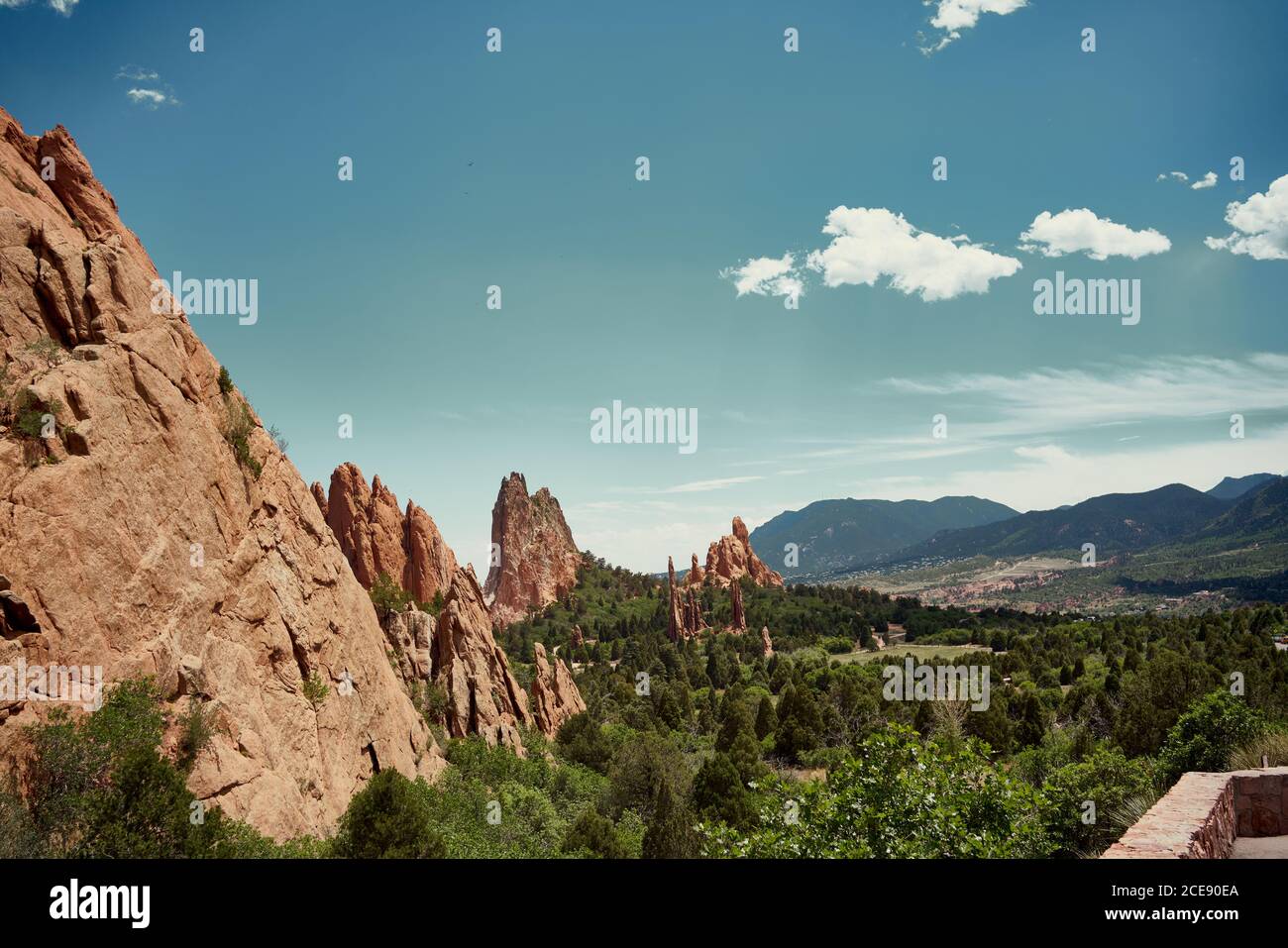 Paesaggio mozzafiato di valle con rocce alberi in Giardino di Gli dei in Colorado Foto Stock