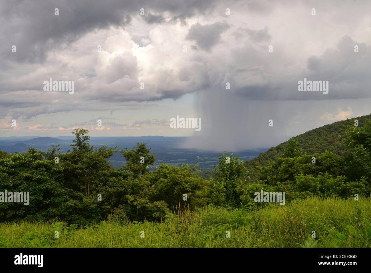 Passando sopra la valle di Shenandoah con le nuvole pesanti Foto Stock