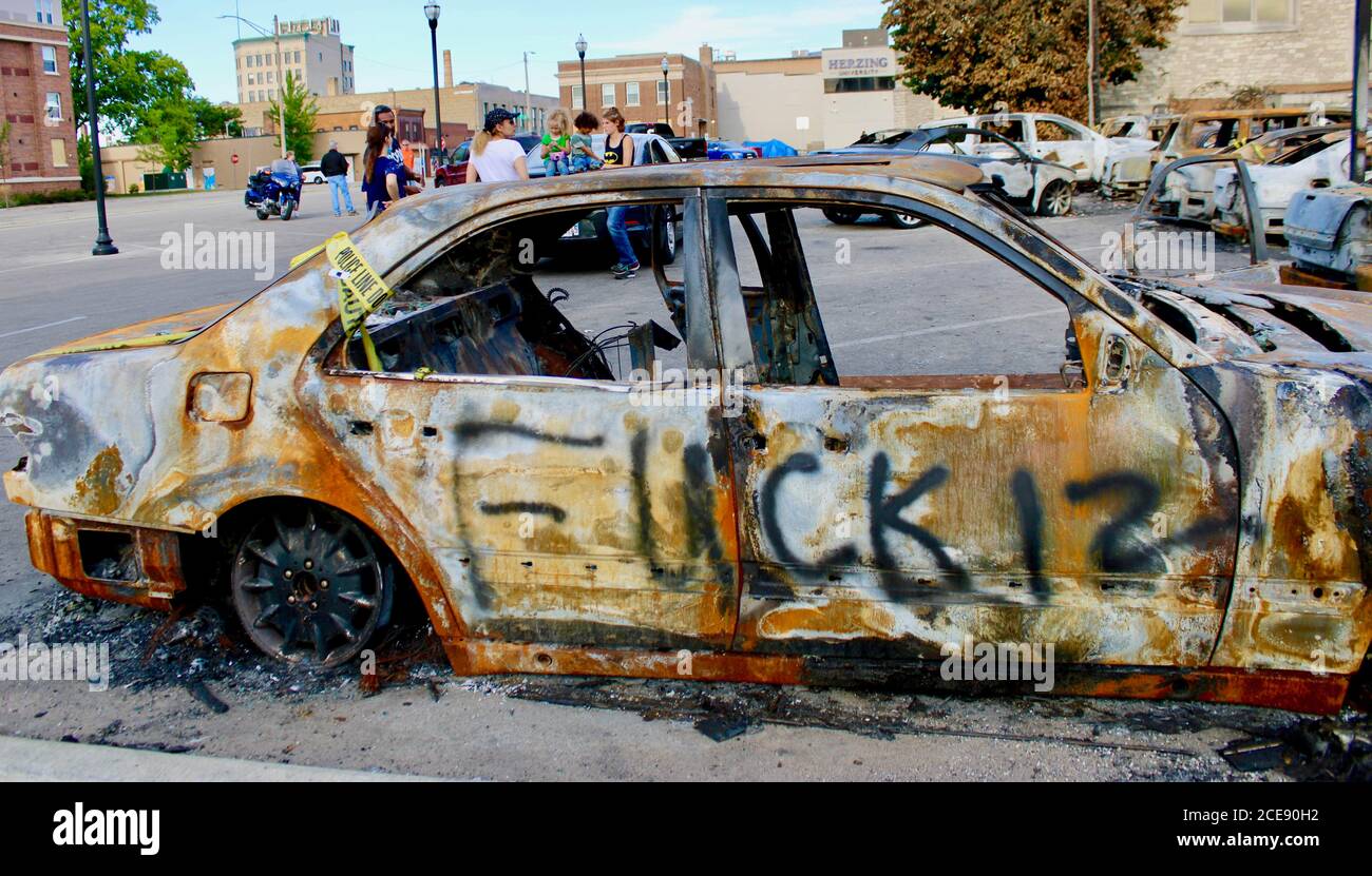 Kenosha, Wisconsin, Stati Uniti. 30 settembre 2020. I residenti di Kenosha vengono fuori per rilevare i danni dopo le rivolte e la violenza in questa città di solito pacifica, sul lago. Credit: Amy Katz/ZUMA Wire/Alamy Live News Foto Stock