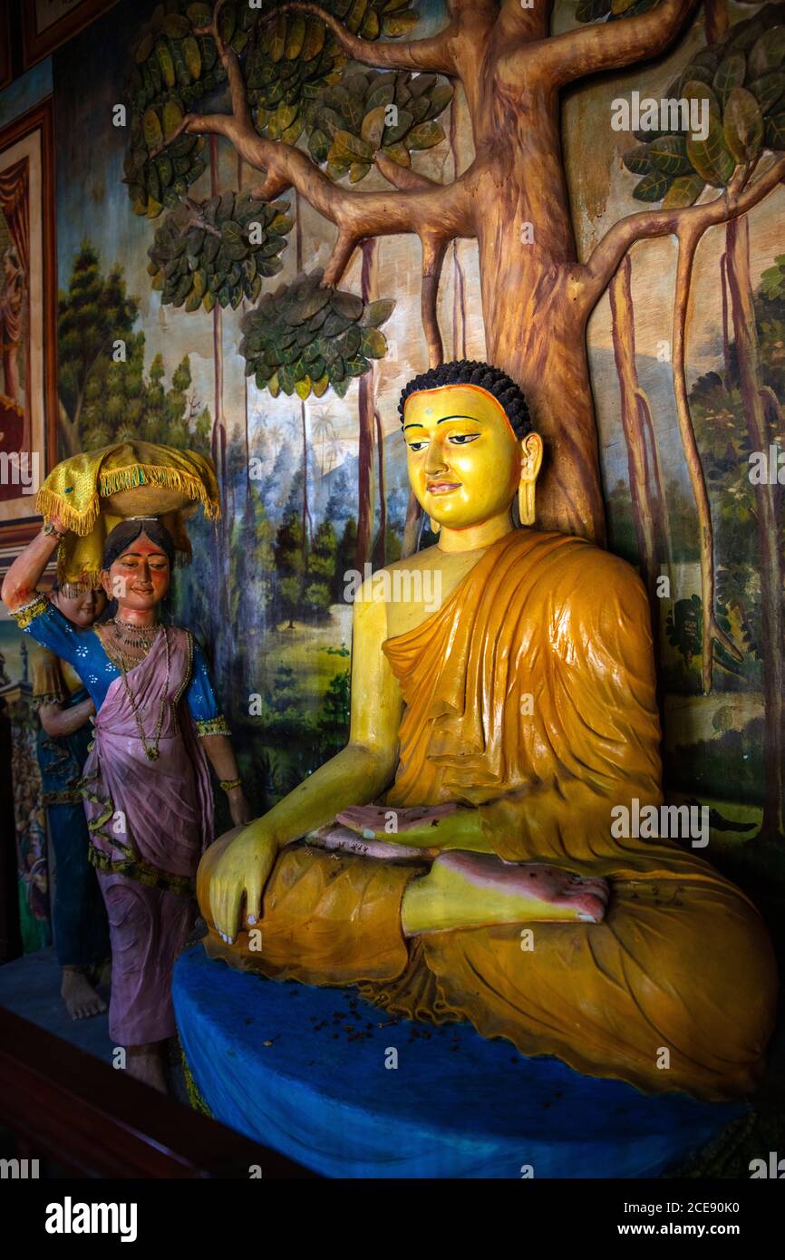 Sri Lanka, Waduwa, Life Ayurveda Resort, escursione Village tour, Tempio di Maha Vihara, statue di Buddha. Foto Stock