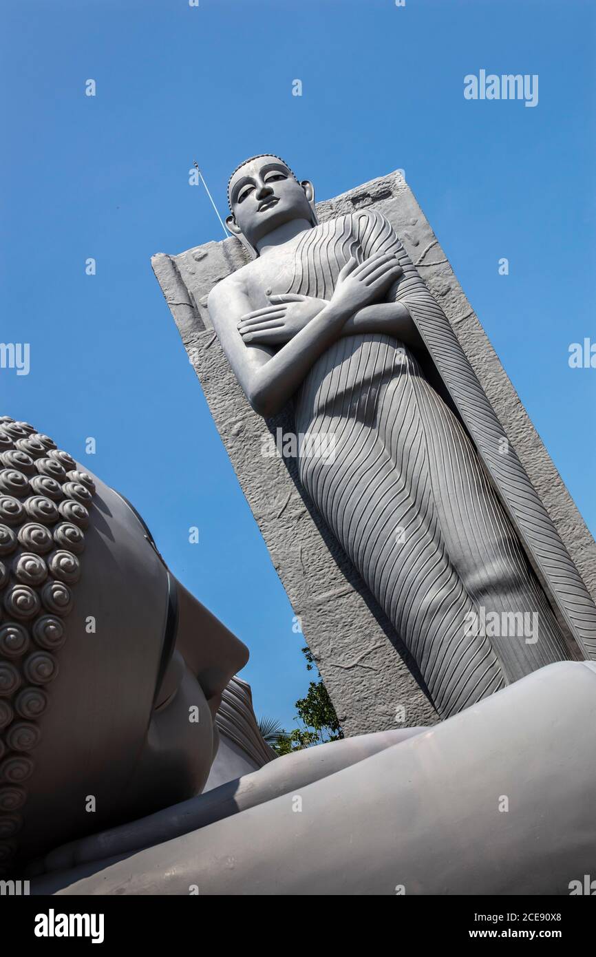 Sri Lanka, Waduwa, vita Ayurveda Resort, escursione Village tour. Grande statua di Buddha. Foto Stock