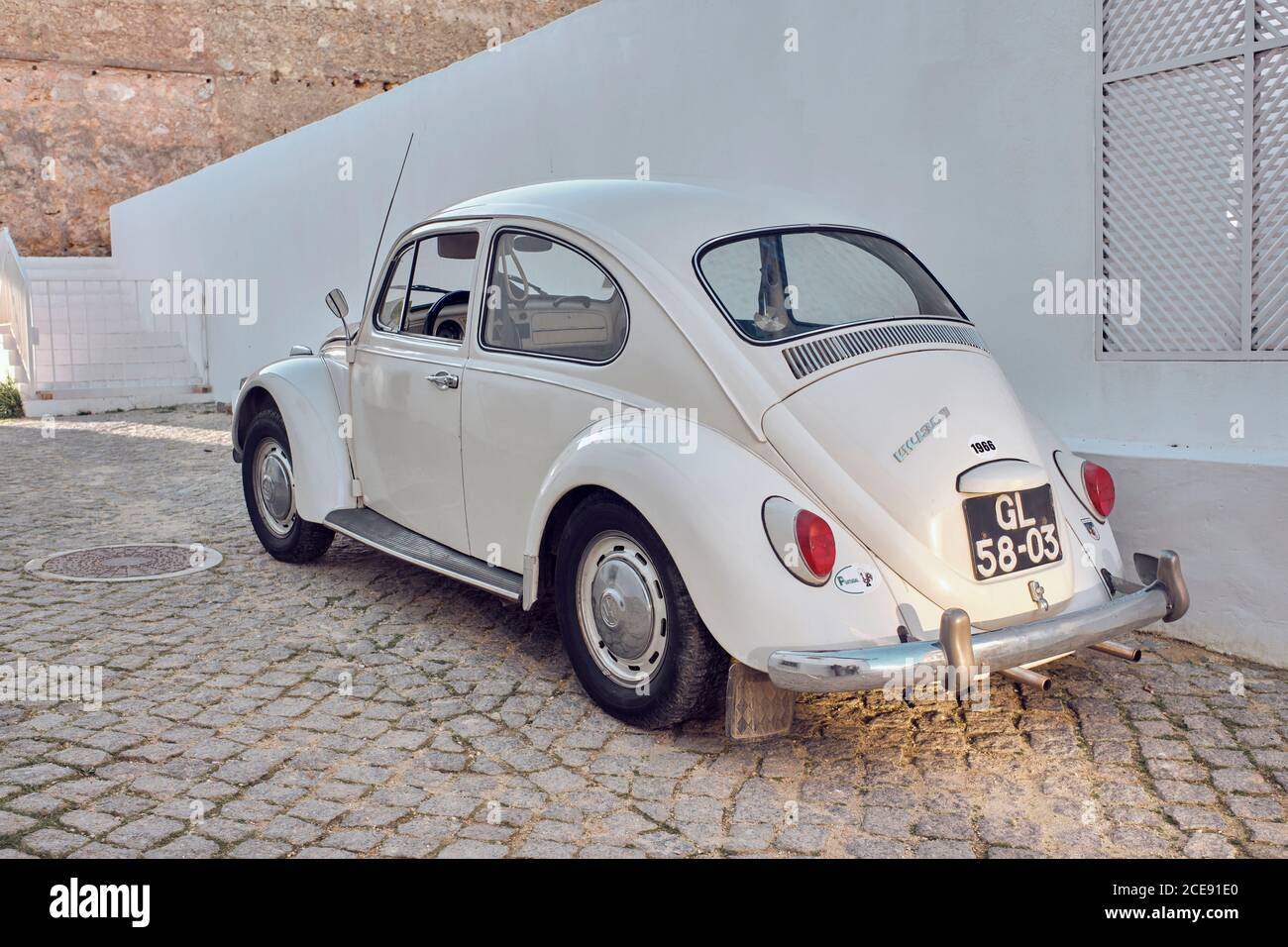 Old Volkswagen Beetle su una strada acciottolata a Lagos in Portogallo. Foto Stock