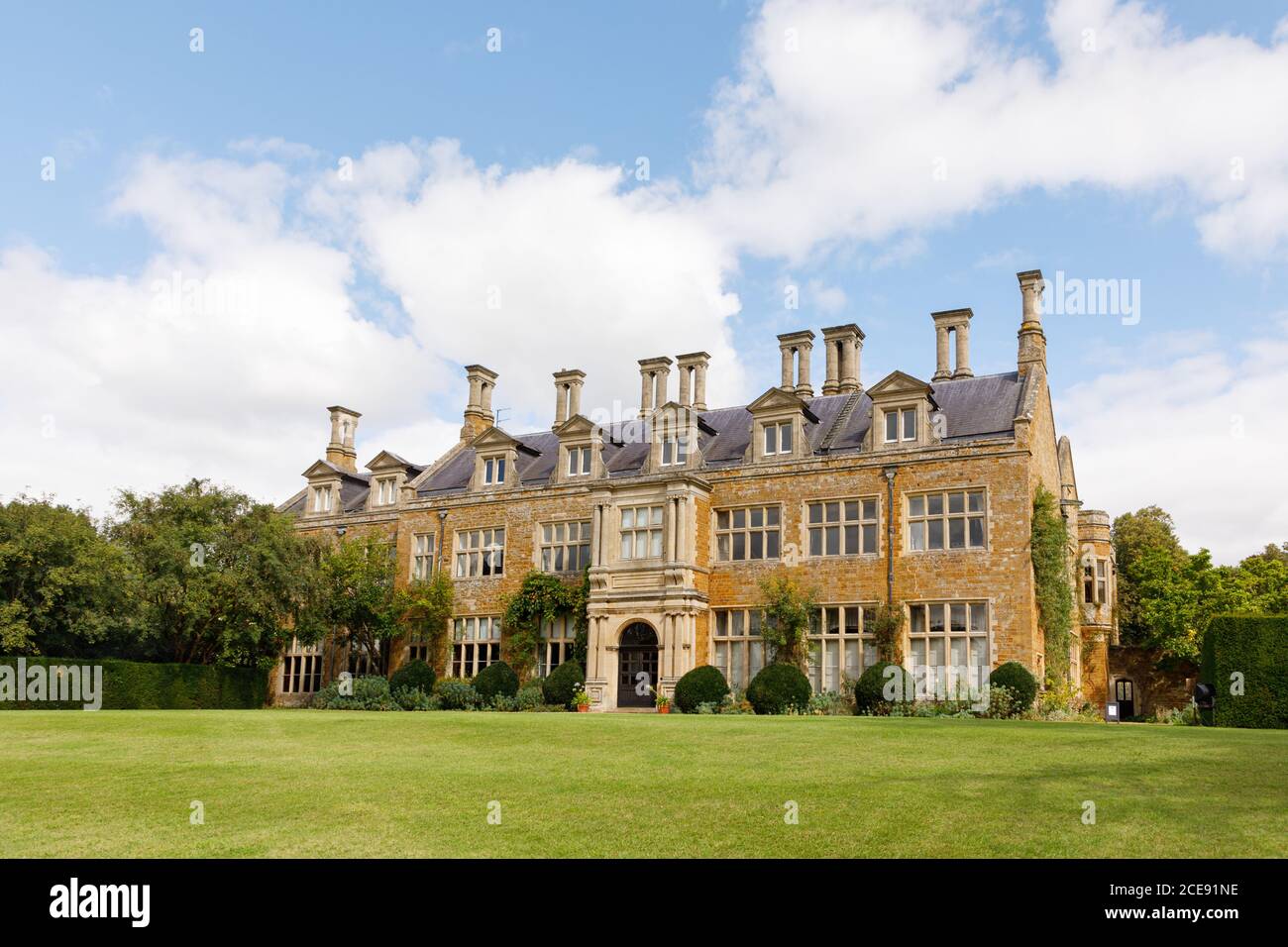 Holdenby, Northamptonshire, UK - 30/08/20: Holdenby House si affaccia sul suo prato. Si tratta di una residenza privata ma regolarmente aperta al pubblico. Foto Stock