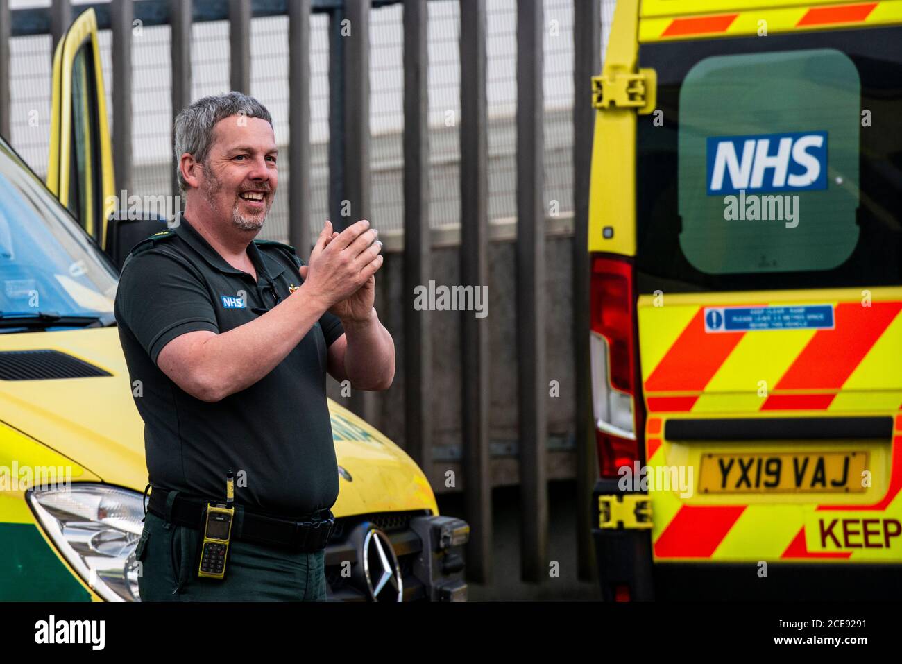 Un paramedico che si aggrappò all'esterno dell'ospedale Harrogate mentre partecipa a Clap per i nostri caregisti. Foto Stock