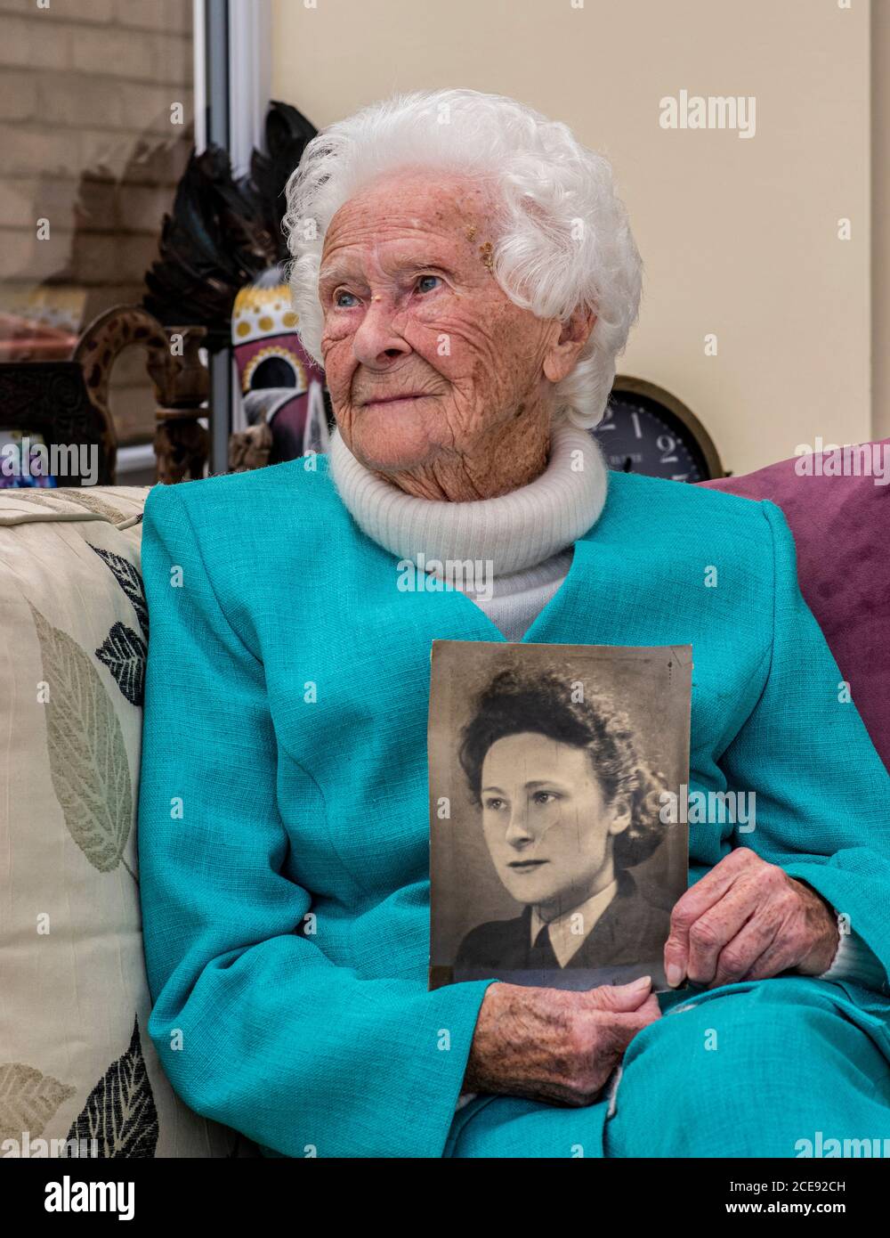 La veterana Mary Bruce Hanson Todd che ha 101 anni ed è visto qui tenendo una fotografia da quando era una donna di velivolo principale nell'aeronautica reale delle donne. Foto Stock