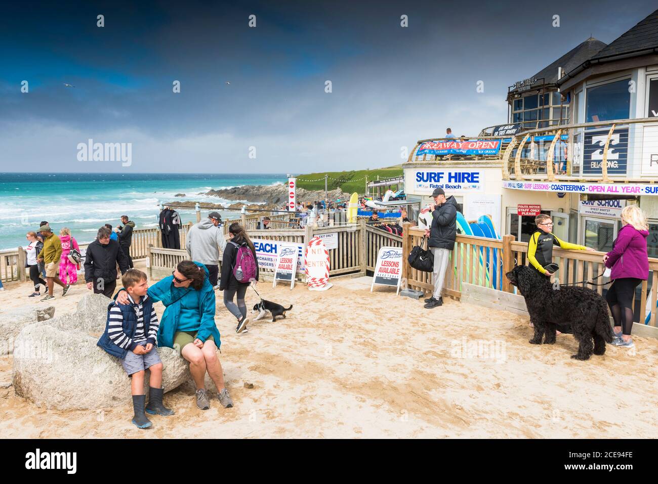 I turisti a Fistral Beach in Newquay in Cornovaglia. Foto Stock