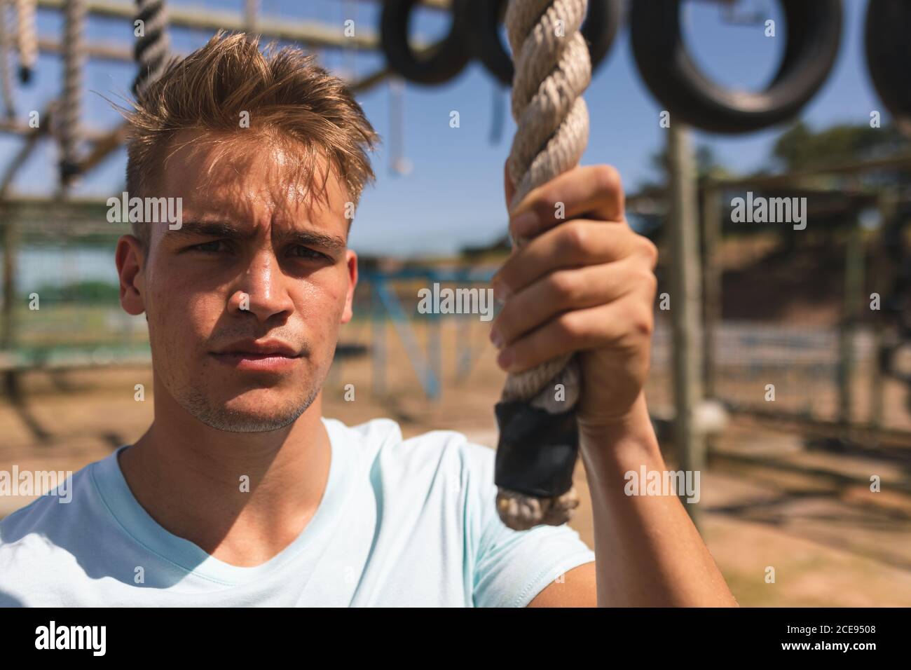 Ritratto di allenatore di fitness maschile in un campo di stivali Foto Stock