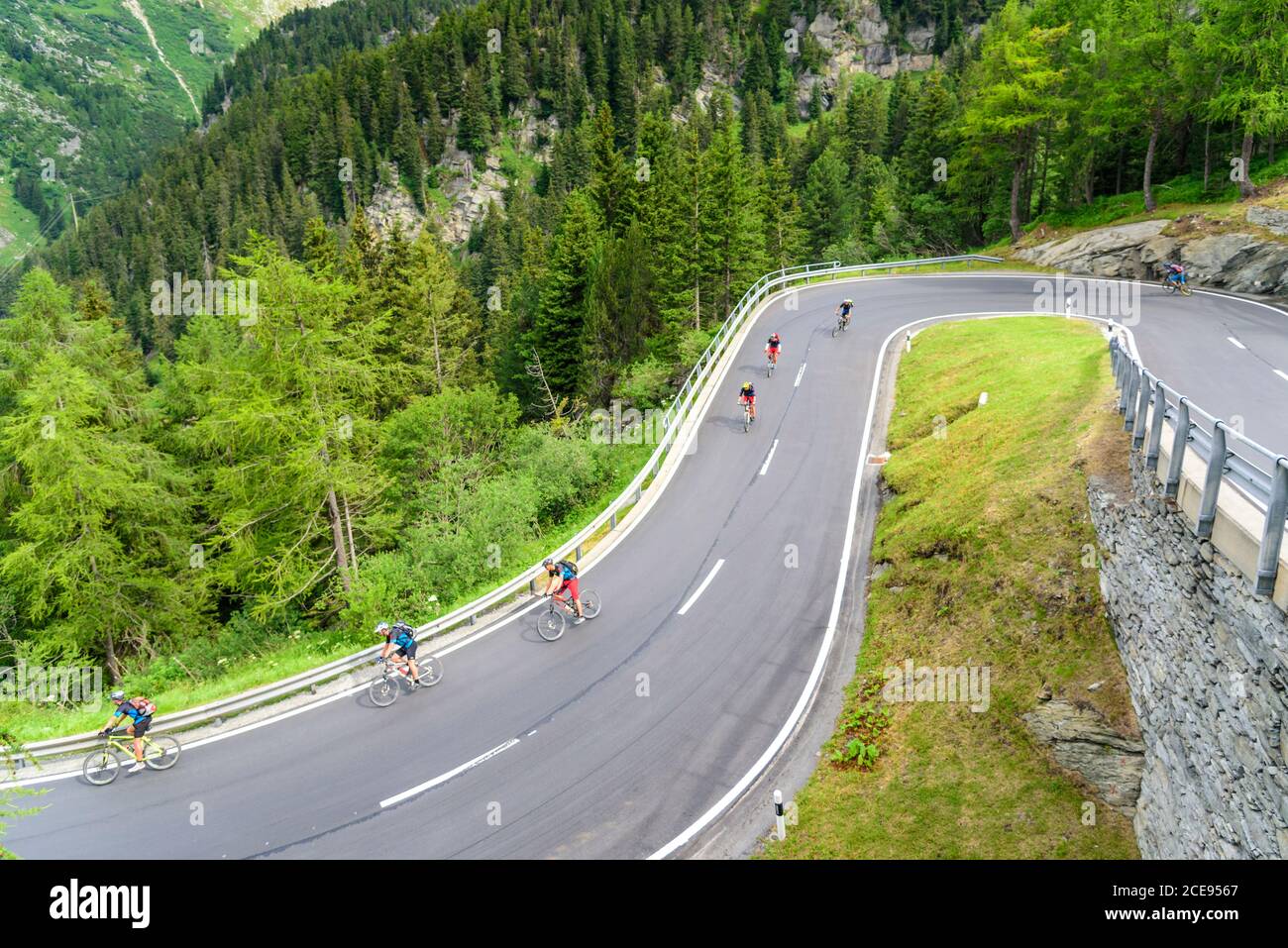Ciclisti che si rotola lungo il Passo Maloja Foto Stock