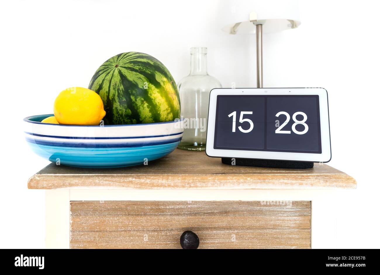 2020-08-31 Amburgo, Germania: Google Nest Hub Smart display e altoparlante intelligente su mensola cucina con melone e limoni d'acqua in ciotola di frutta Foto Stock