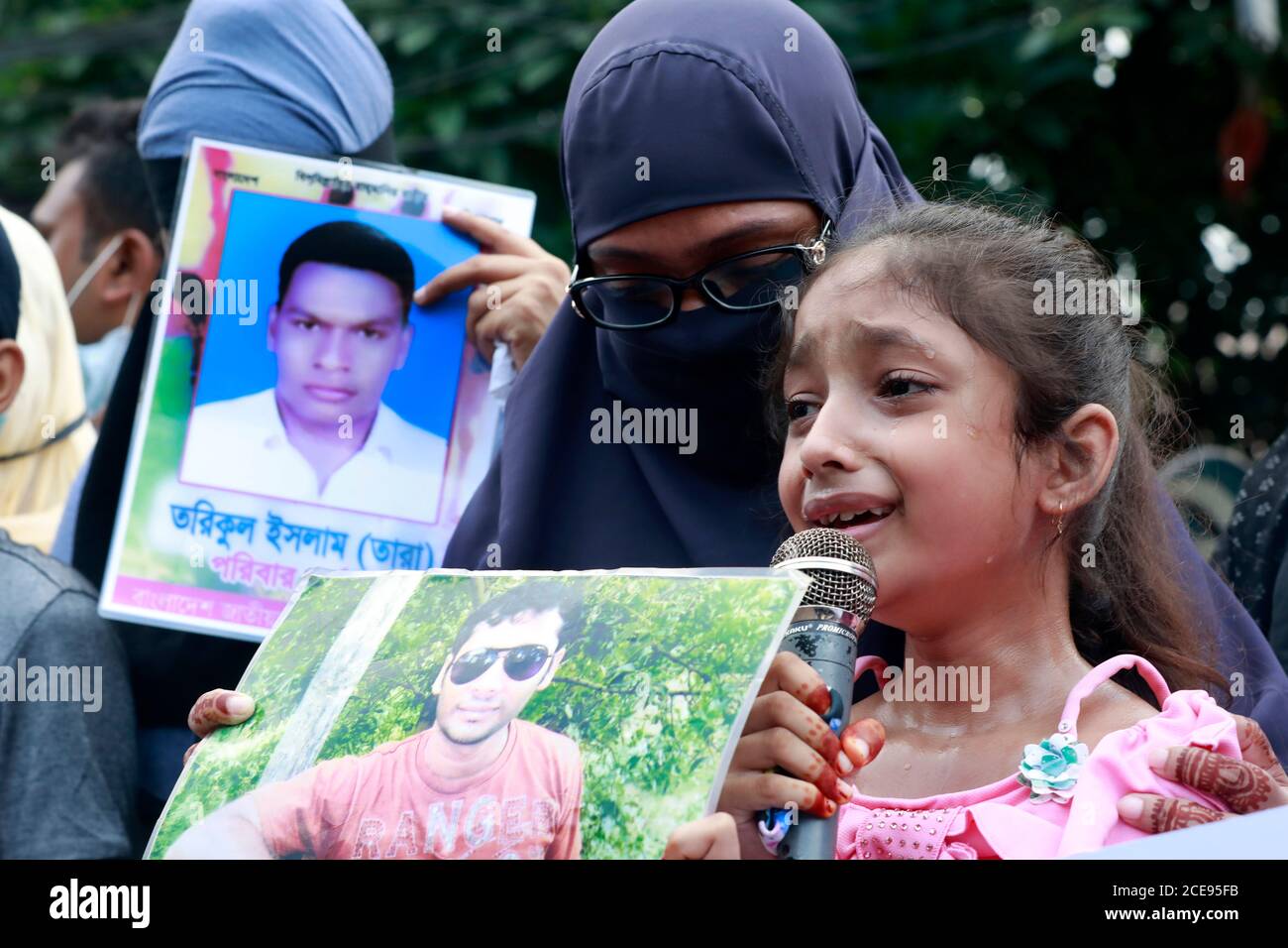 Dhaka, Bangladesh - 29 agosto 2020: Little Hridy parla mentre le lacrime rotolano giù le guance. Stava parlando ad un programma organizzato dalla chiamata della madre in Foto Stock