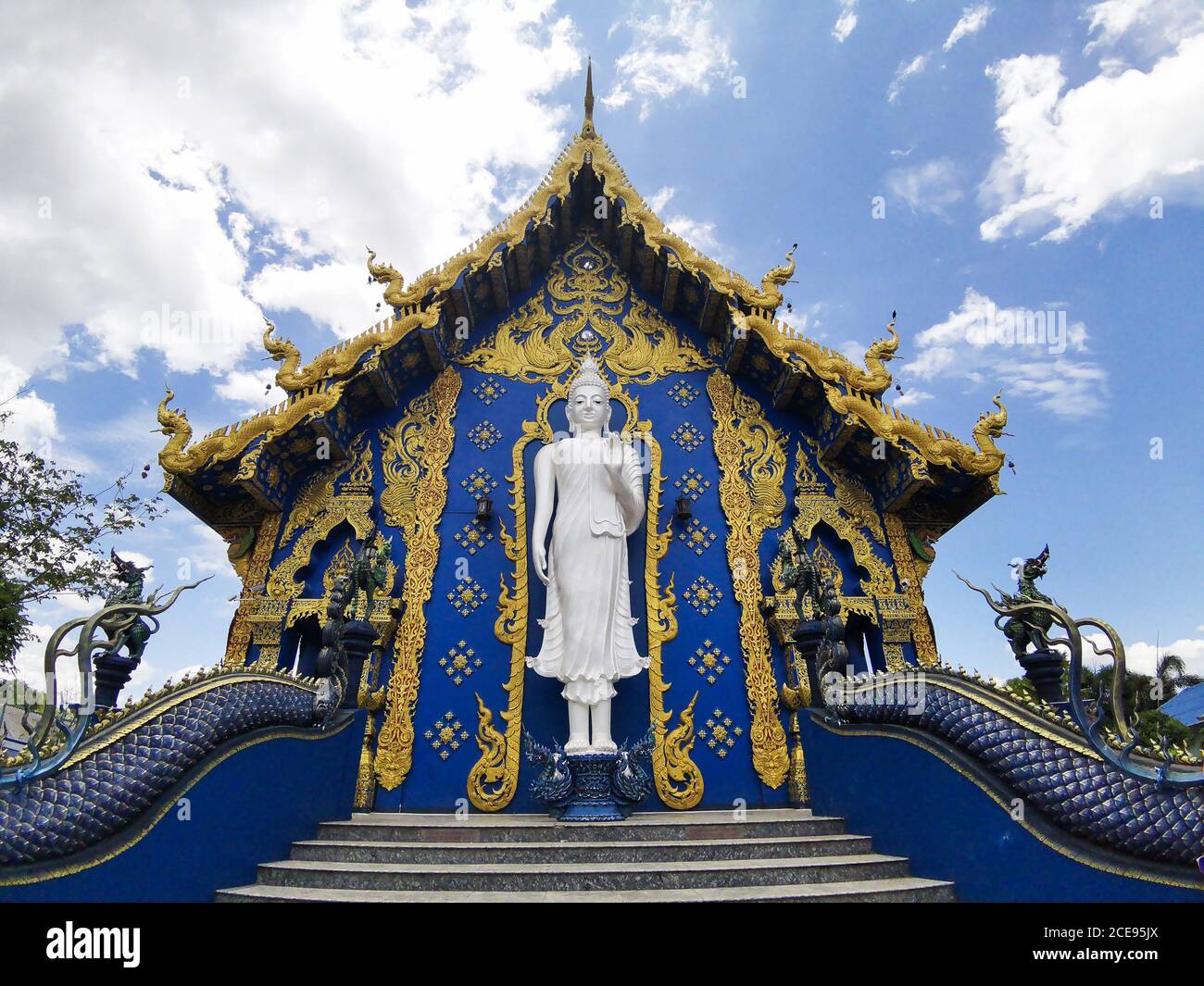 Chiangrai, Thailandia 6,2019 giugno : Wat Rong Suea Ten (Tempio delle Tigri che scemano sul canale) Foto Stock