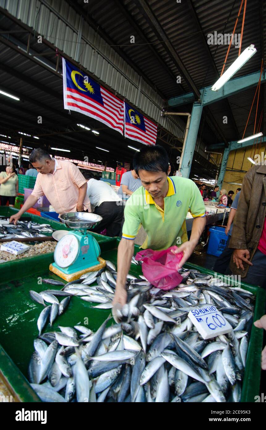 Bukit Mertajam, Penang/Malaysia - Agosto 28 2016: Pesce mercantile vendere pesce al mercato del mattino. Foto Stock