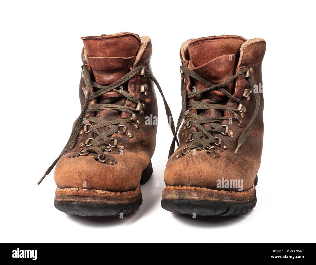Usato vecchi stivali isolati su sfondo bianco Foto Stock