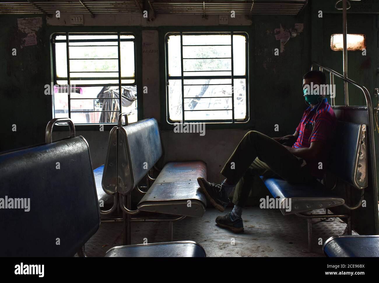 Una persona che viaggia su un treno speciale durante il blocco bisettimanale a Kolkata. Dopo l'annuncio da parte del governo dell'India delle linee guida Unlock 4.0 in cui ha consentito la ripresa dei servizi metropolitani entro il 7 settembre, il governo del Bengala occidentale ha esortato le ferrovie a riavviare il treno locale in modo limitato. Ma non vi è alcun ulteriore annuncio sulla ripresa dei servizi ferroviari da parte del governo. Il reparto ferroviario pronto ad avviare il suo nuovo servizio in qualsiasi momento quando l'ordine viene fornito con le linee guida di sicurezza Covid-19. (Foto di Sudipta Das/Pacific Press) Foto Stock