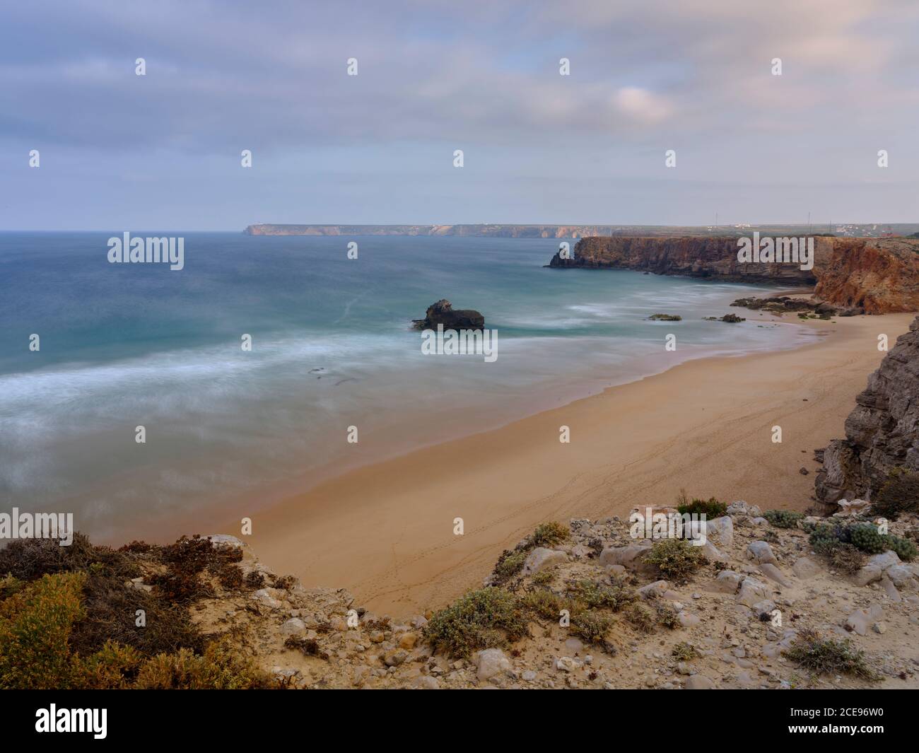 Una vista sulla scogliera di un'ampia spiaggia di sabbia in Portogallo. Foto Stock