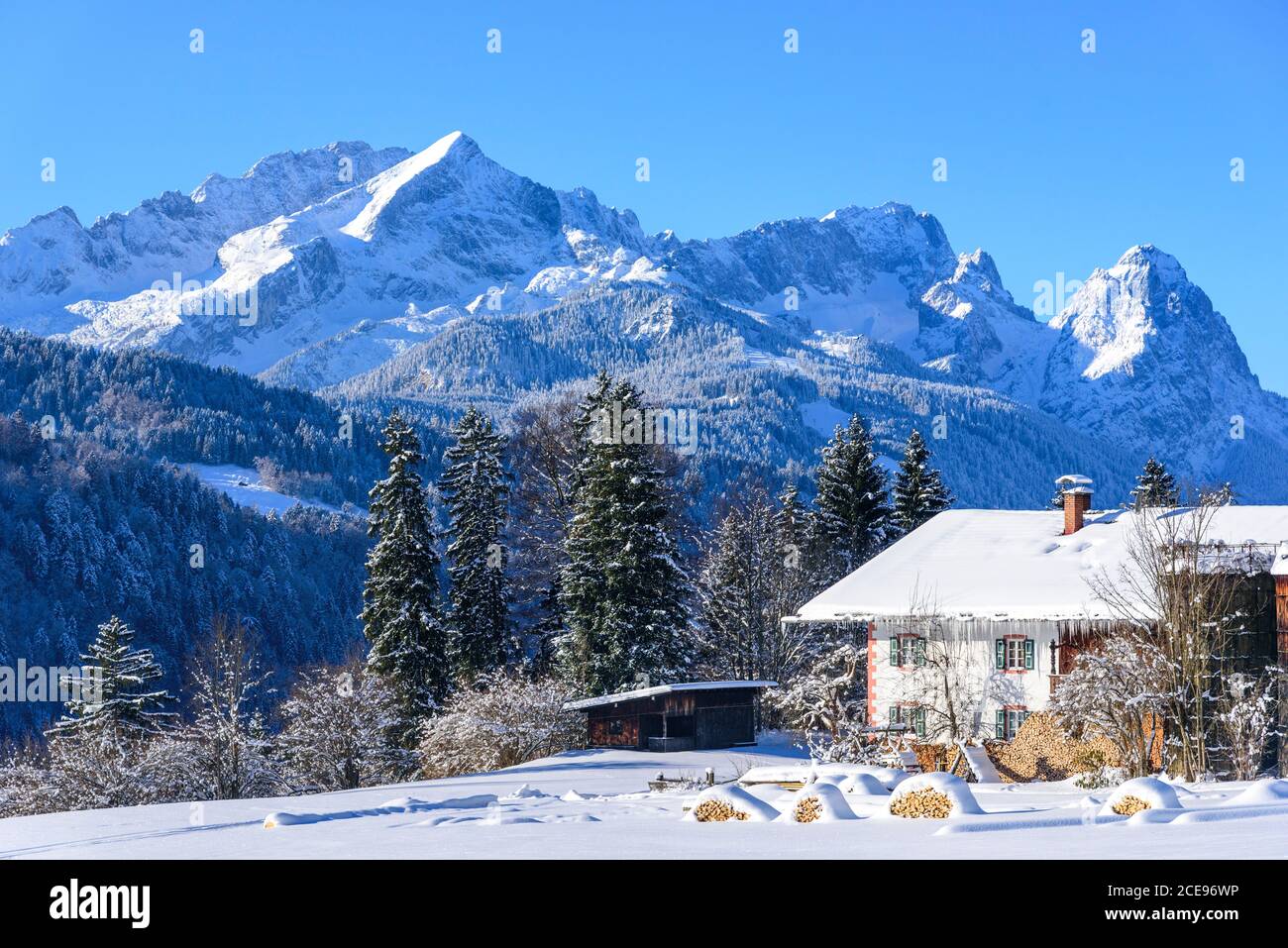 Natura idilliaca nei pressi di un agriturismo nelle alpi bavaresi Foto Stock