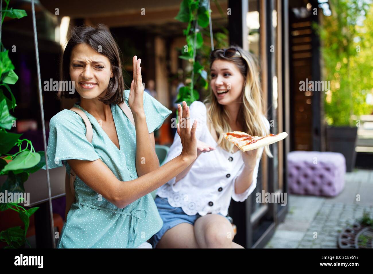 Donna che rifiuta cibi sani e veloci a causa dell'intolleranza al glutine Foto Stock