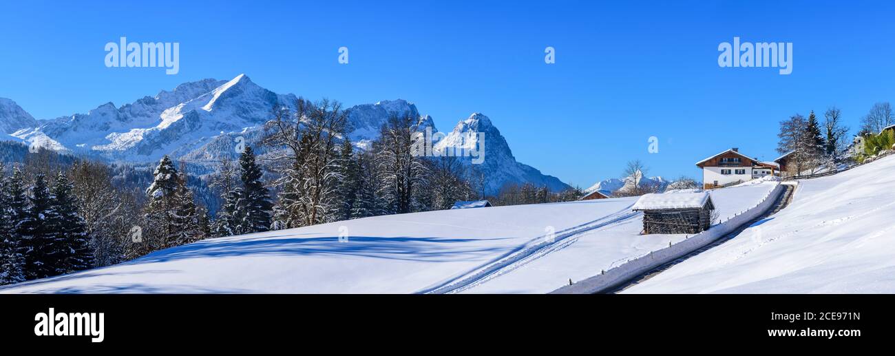 Neve fresca nelle alte alpi bavaresi nei pressi di Garmisch-Partenkirchen Foto Stock