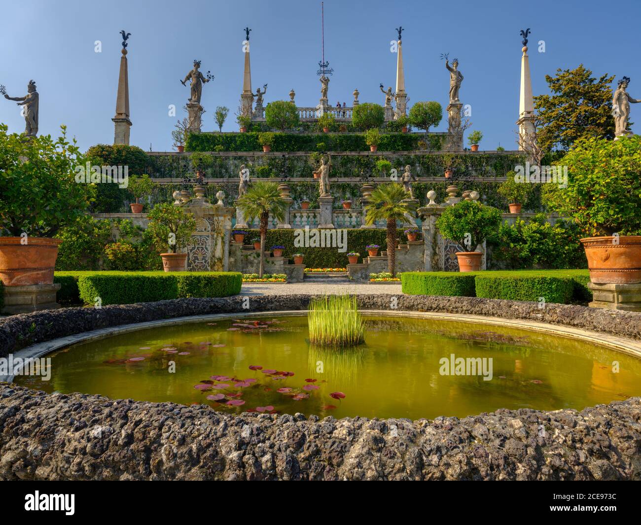 Giardini dell'Isola Bella Lago maggiore sotto il sole primaverile. Foto Stock