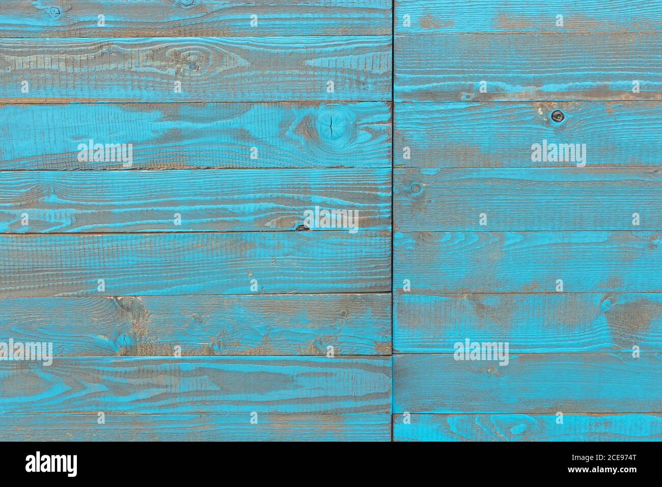 Una parete fatta di legno di abete rosso verniciato blu chiaro in stile d'epoca in cui la struttura in legno risplende Foto Stock