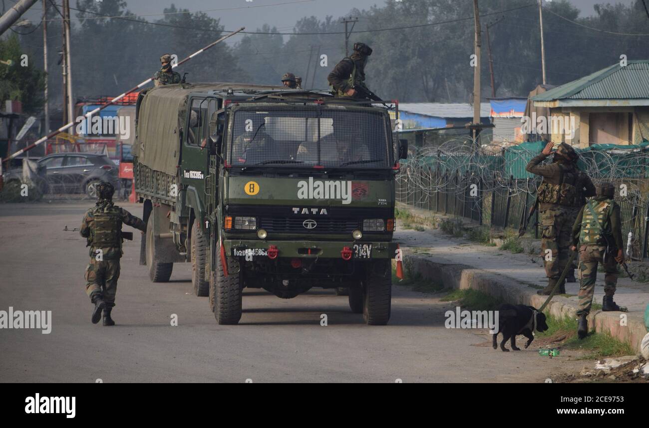 Forze di sicurezza a Pantha chowk nella periferia di Srinagar. Tre militanti e un poliziotto sono stati uccisi in un incontro tra i due gruppi. Srinagr, India. Foto Stock