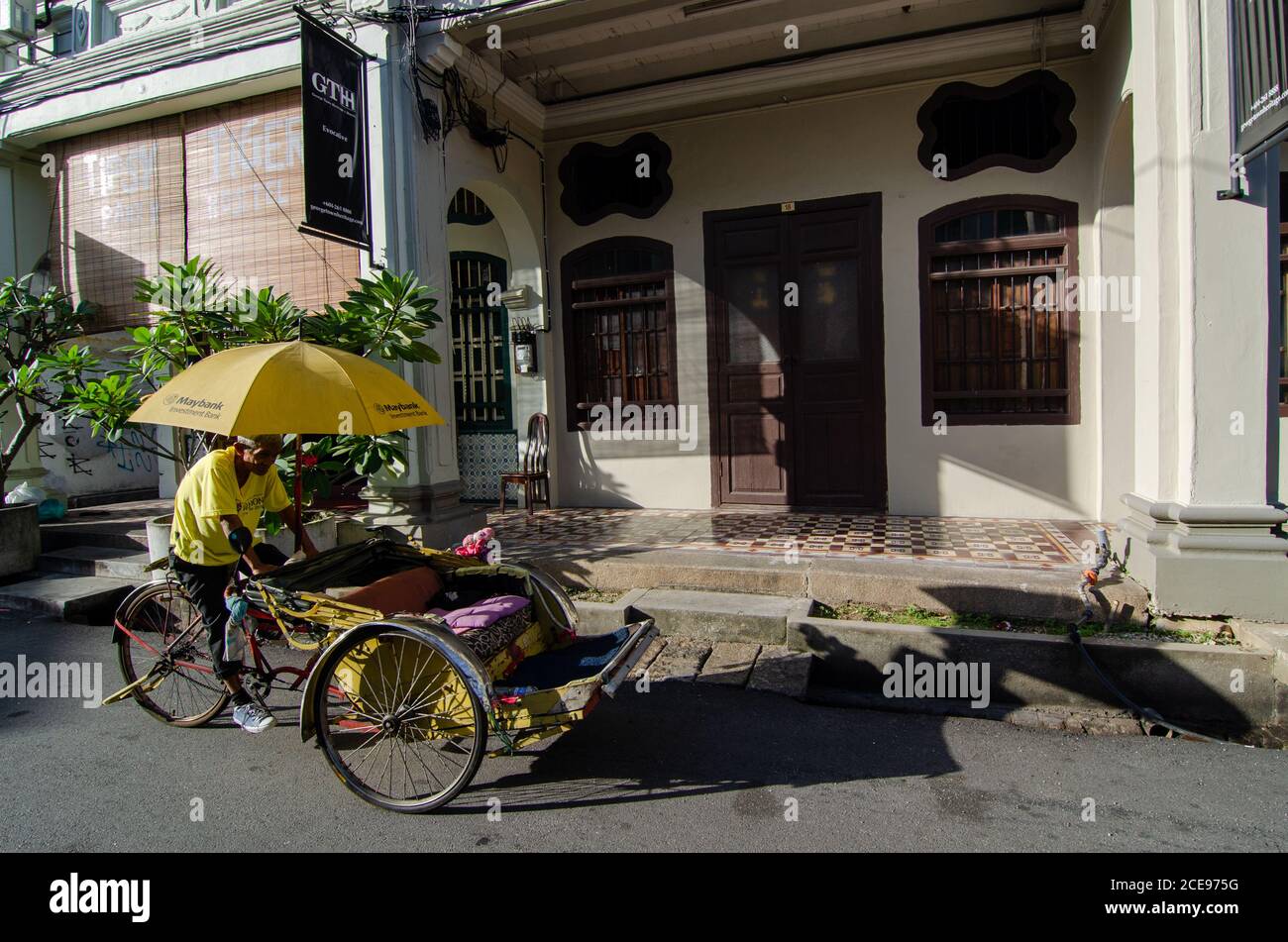 Georgetown, Penang/Malaysia - Set 24 2016: Giro in risciò con autista lungo Muntri Street. Foto Stock