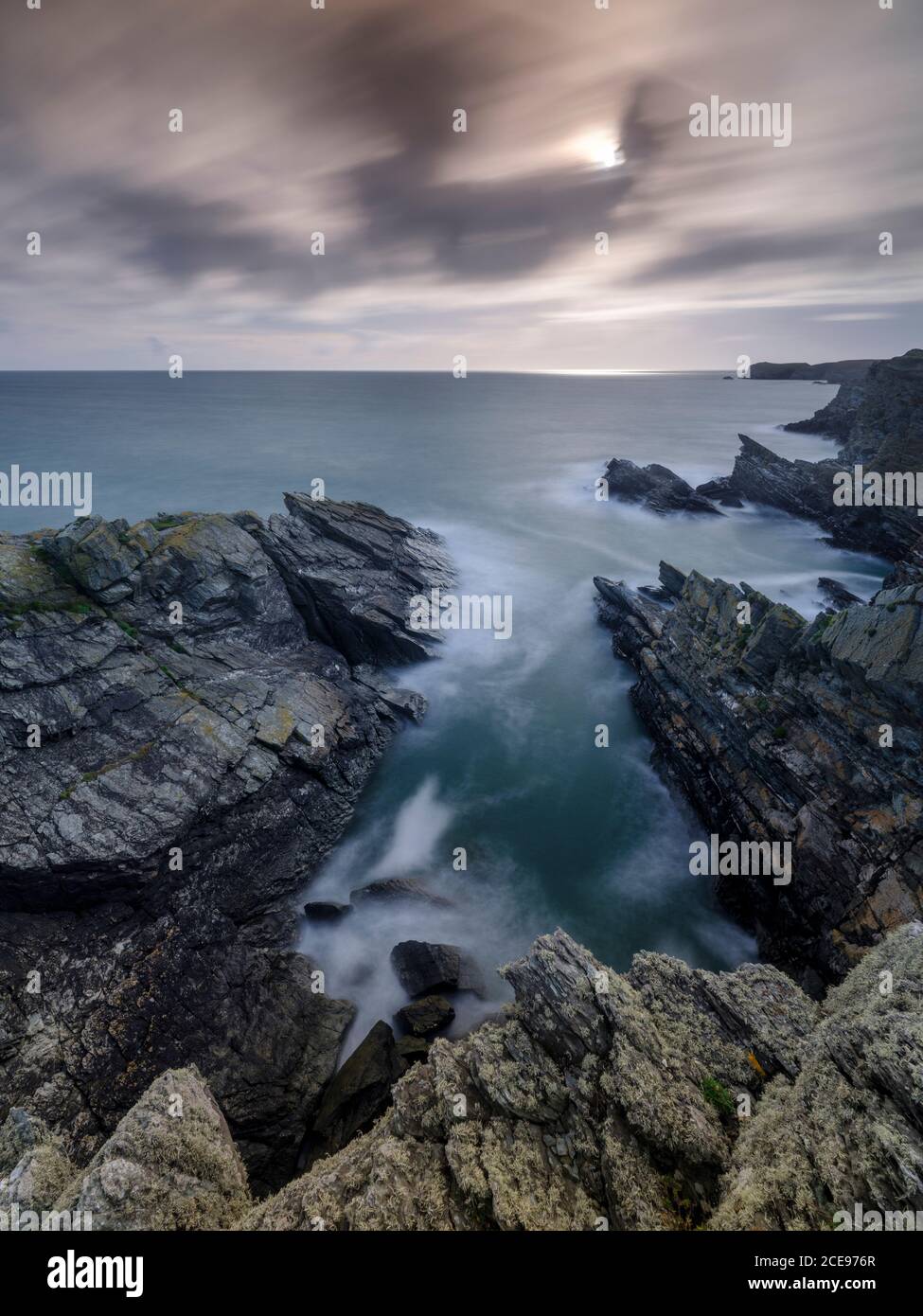 Vista lungo la costa vicino a Porth Darch su Anglesey. Foto Stock