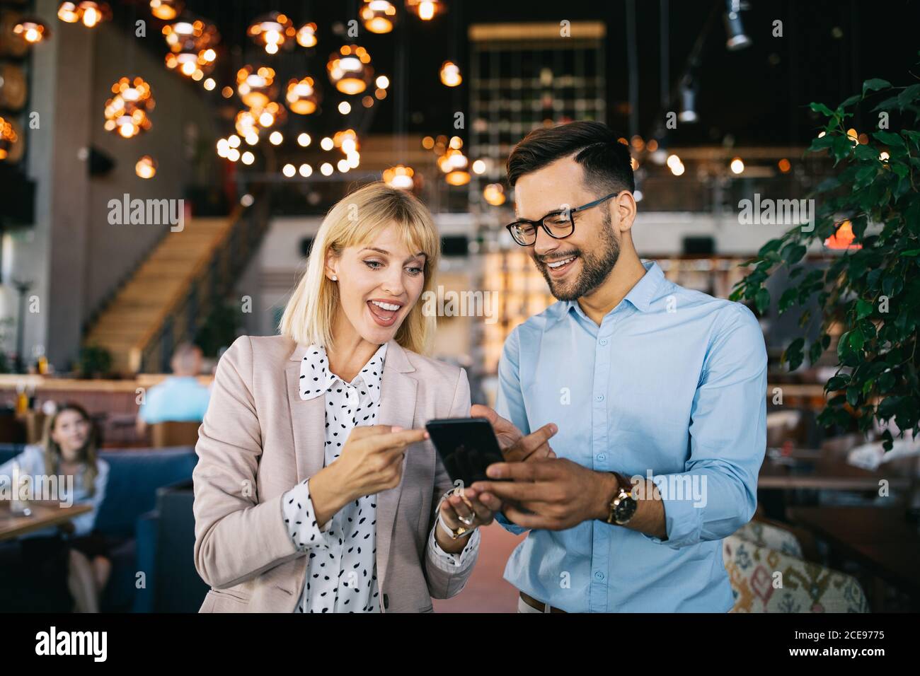 Collega i colleghi aziendali che lavorano insieme in ufficio Foto Stock